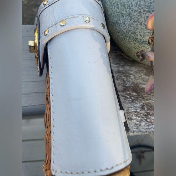 Michael Kors clutch. Woven. With twist lock. - Picture 12 of 17